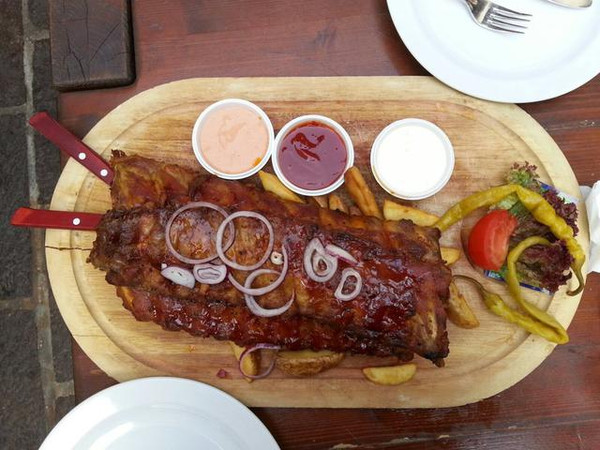 “hth华体登录入口”严陵社区:志愿者冒雨助力创卫(图1) hth华体登录入口